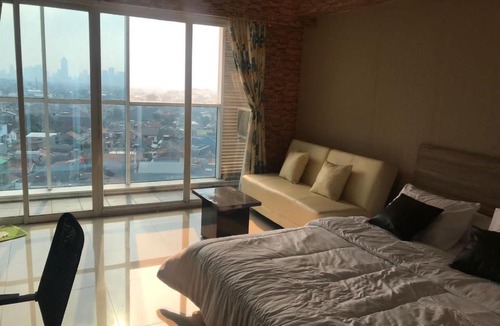 Jatinegara Apartment | Comfy Wooden Decorated Studio - The Hive, Cawang