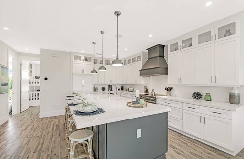 Ilexhurst House | Coming in Hot! Rooftop Views, Pool and Spa!