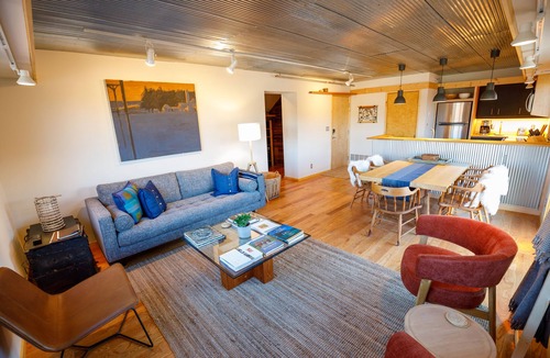 Stillwater Apartment | Commander-North Bin. DT Stillwater. River Views!