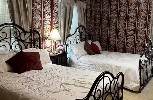 Bainbridge Bed & Breakfast | Commodore Bed & Breakfast/Commodore Suite