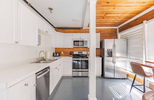 Historic Seaport Apartment | Commodore's Cove - One block from Duval St