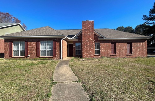 Flowood House | Commonwealth on the Rezn3-bedroom house in Brandon, MS.nPeaceful and Quiet.