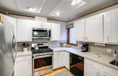 North River House | Community Perks: Retreat w/Thirteenth Lake Access