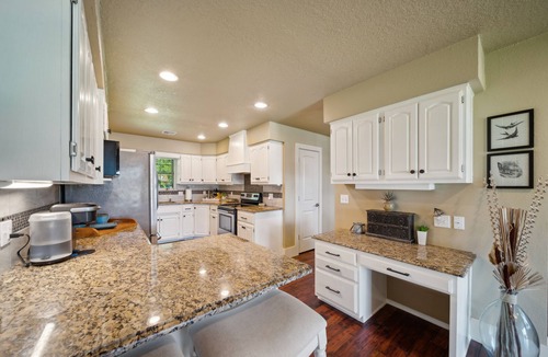 Vinita House | Community Pool, Fishing Ponds, Hot Tub, 2 King 2 Queen+Beds SINGLE STORY