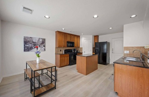 McNeil House | *CommunityPool*Huge Backyard*PetFriendly
