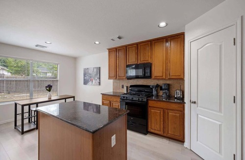 McNeil House | *CommunityPool*Huge Backyard*PetFriendly