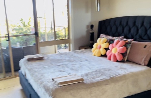 Mudgeeraba Bed & Breakfast | Como Guest Suite - Private Pool City skyline View