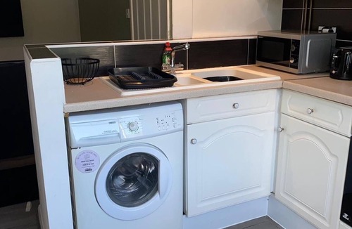 Coventry Apartment | Compact contemporary modern studio