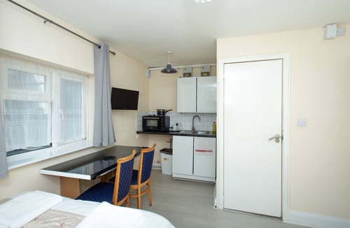 London Borough of Bromley Apartment | Compact Studio 20 minutes to London via fast train