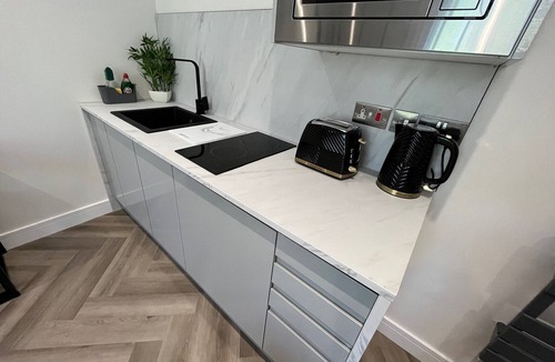 Westbourne Apartment | Compact Unique Suite