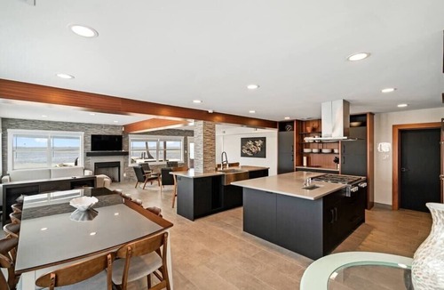 Orlando Beach Resort | Compass 2BR Suite - Gourmet Kitchen - Water view