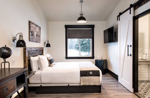 Huntsville Hotel | Compass Rose Lodge