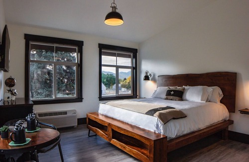 Huntsville Hotel | Compass Rose Lodge