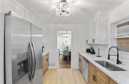 La Grange Park House | Compatible: 3BR-2BT Ranch with Finished Basement!