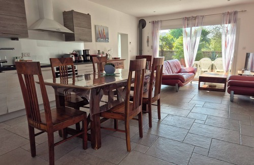 La Rogere House | Completely renovated house, comfortable, close to the beach, free wi-fi access.