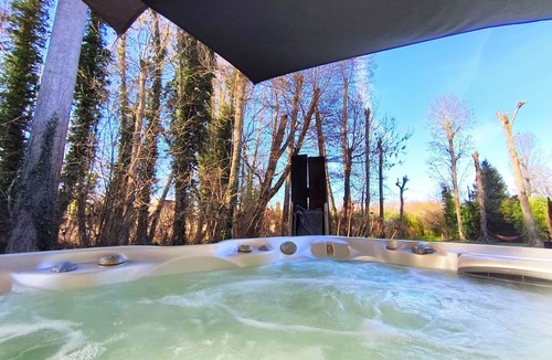 Lindry Apartment | Completely quiet apartment with pool and jacuzzi