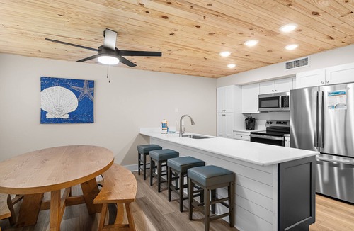 Avalon Beach Estates House | COMPLETELY REMODELED 2 BDRM/2 BATH UNIT ~ PRIME LOCATION ~ BEACH SERVICE
