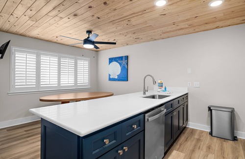 Avalon Beach Estates House | COMPLETELY REMODELED 2 BDRM/2 BATH UNIT ~ PRIME LOCATION ~ BEACH SERVICE