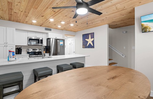 Avalon Beach Estates House | COMPLETELY REMODELED 2 BDRM/2 BATH UNIT ~ PRIME LOCATION ~ BEACH SERVICE