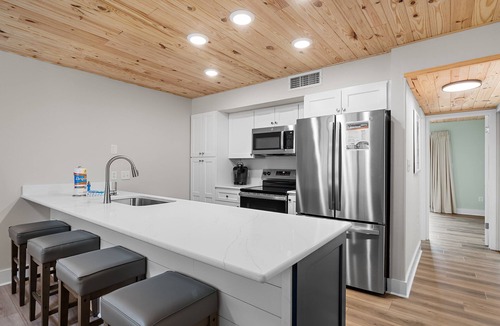 Avalon Beach Estates House | COMPLETELY REMODELED 2 BDRM/2 BATH UNIT ~ PRIME LOCATION ~ BEACH SERVICE