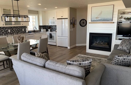 Seaside Condo | Completely remodeled luxurious1200 sq ft oceanfront 2-bedroom/2-bathroom condo