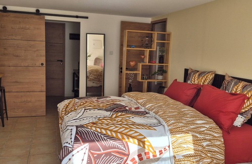 Bedarrides Bed & Breakfast | Completely renovated room on ground floor, parking in front, at the end of a quiet cul-de-sac.