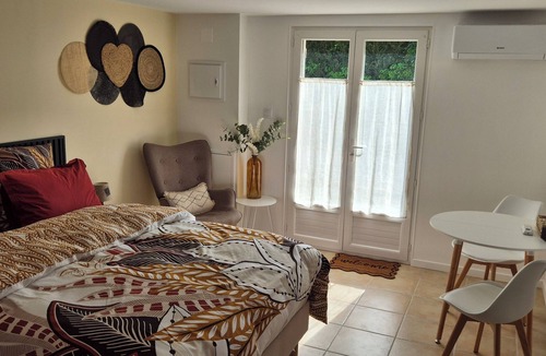 Bedarrides Bed & Breakfast | Completely renovated room on ground floor, parking in front, at the end of a quiet cul-de-sac.