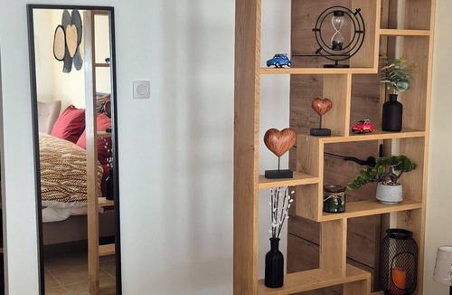 Bedarrides Bed & Breakfast | Completely renovated room on ground floor, parking in front, at the end of a quiet cul-de-sac.