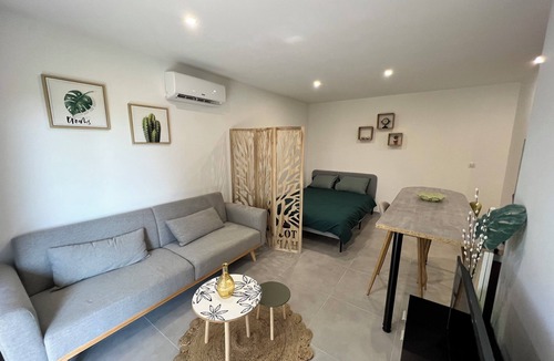 Mondragon Apartment | Completely renovated first floor apartment