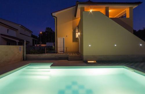 Banjole Villa | Complex of two villas Aurora-Marisol with 2 pools only 200m from the beach for up to 20 persons - WiiBuk