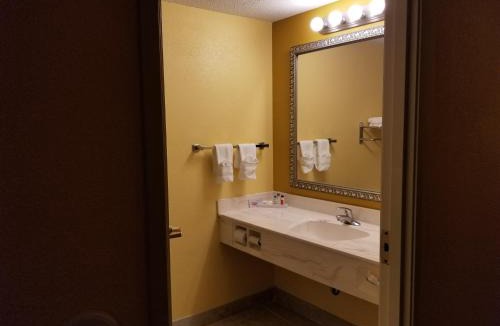 Owosso Hotel | Comstock Inn & Conference Center
