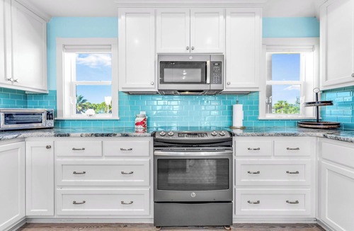 East End House | Conch Out - Beach Front, Private Pool, Private Mini-Putting Green!
