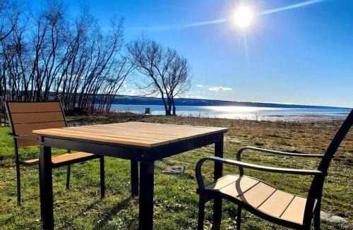 Ste Anne de Beaupre Apartment | Condo 2 - Bord de l'eau SPA Barbecue & Foyer