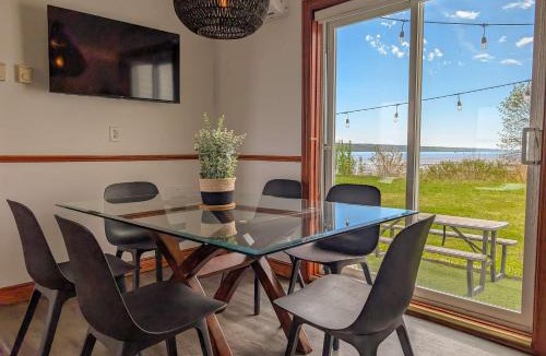 Ste Anne de Beaupre Apartment | Condo 2 - Bord de l'eau SPA Barbecue & Foyer