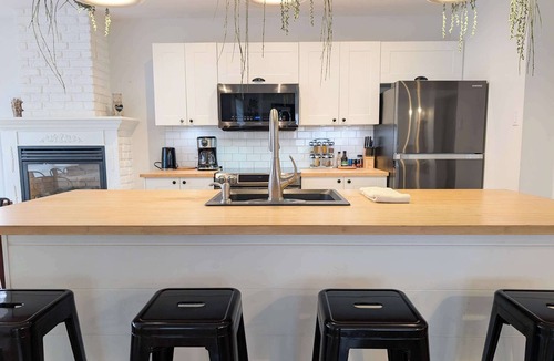 Ste Anne de Beaupre Apartment | Condo #3 | 2 min from the waterfront | Billiards & BBQ