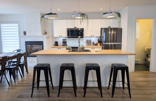 Ste Anne de Beaupre Apartment | Condo #3 | 2 min from the waterfront | Billiards & BBQ