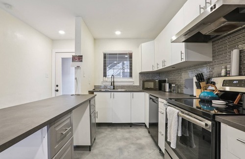 North Loop Condo | Condo by the Domain and Downtown with Pool, Luxe Beds, Stocked Kitchen, Dog Park & Covered Patio