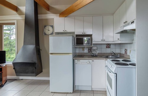 Beaupre Condo | Condo: Heated pool & spa + gym + fireplace + AC