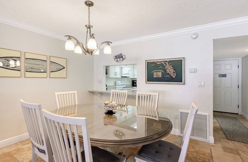 Siesta Key Condo | Condo on Siesta Key/Crescent Beach. Steps to ocean and many shops/activities!