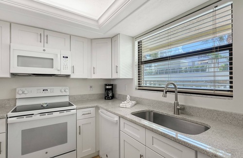 Siesta Key Condo | Condo on Siesta Key/Crescent Beach. Steps to ocean and many shops/activities!