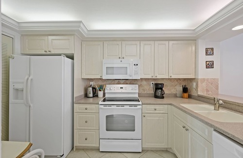 Marco Island Condo | Condo Overlooking Clam Bay | Pool & Beach Access