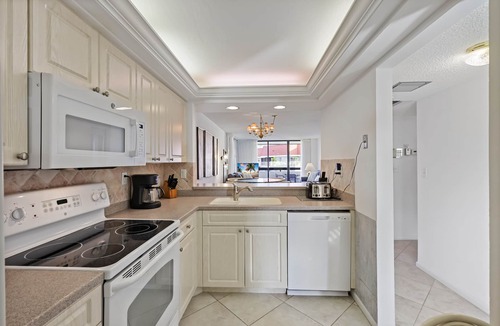 Marco Island Condo | Condo Overlooking Clam Bay | Pool & Beach Access