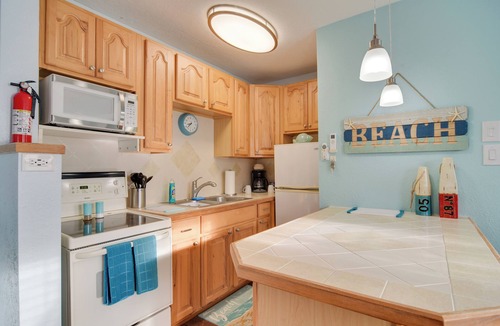 Madeira Beach Apartment | Condo w/Community Pool - Walk to Madeira Beach!