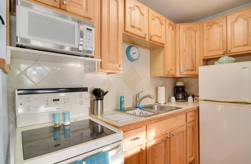 Madeira Beach Apartment | Condo w/Community Pool - Walk to Madeira Beach!