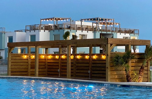 Corpus Christi Condo | Condo w/Loft & Deck! Private Walkable Beach Access, On-site Pool