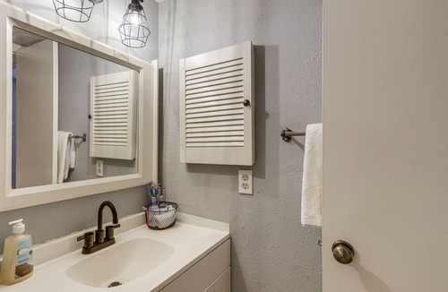 South Main Condo | Condo w/ Outdoor Pool Access: 1 Mi to NRG Stadium
