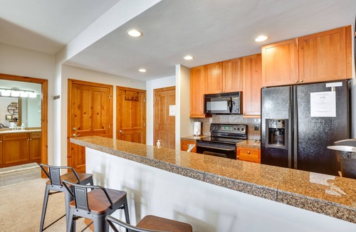 The Highlands Condo | Condo w/Sauna Access: 3 Mi to Breck Gondola!