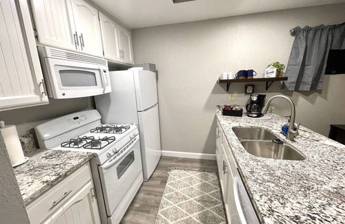 Porterville Condo | Condo walking distance to Restaurants and Shopping