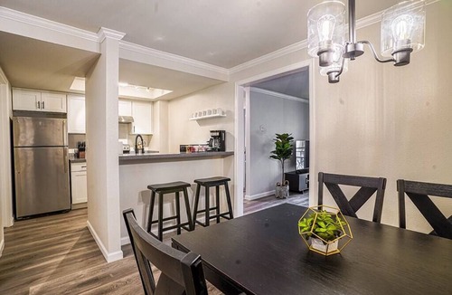 Bridle Trails Condo | Condo with king bed, walk to Microsoft, park