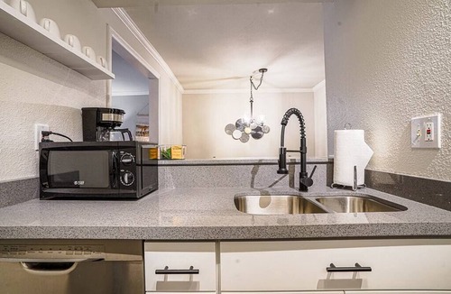 Bridle Trails Condo | Condo with king bed, walk to Microsoft, park